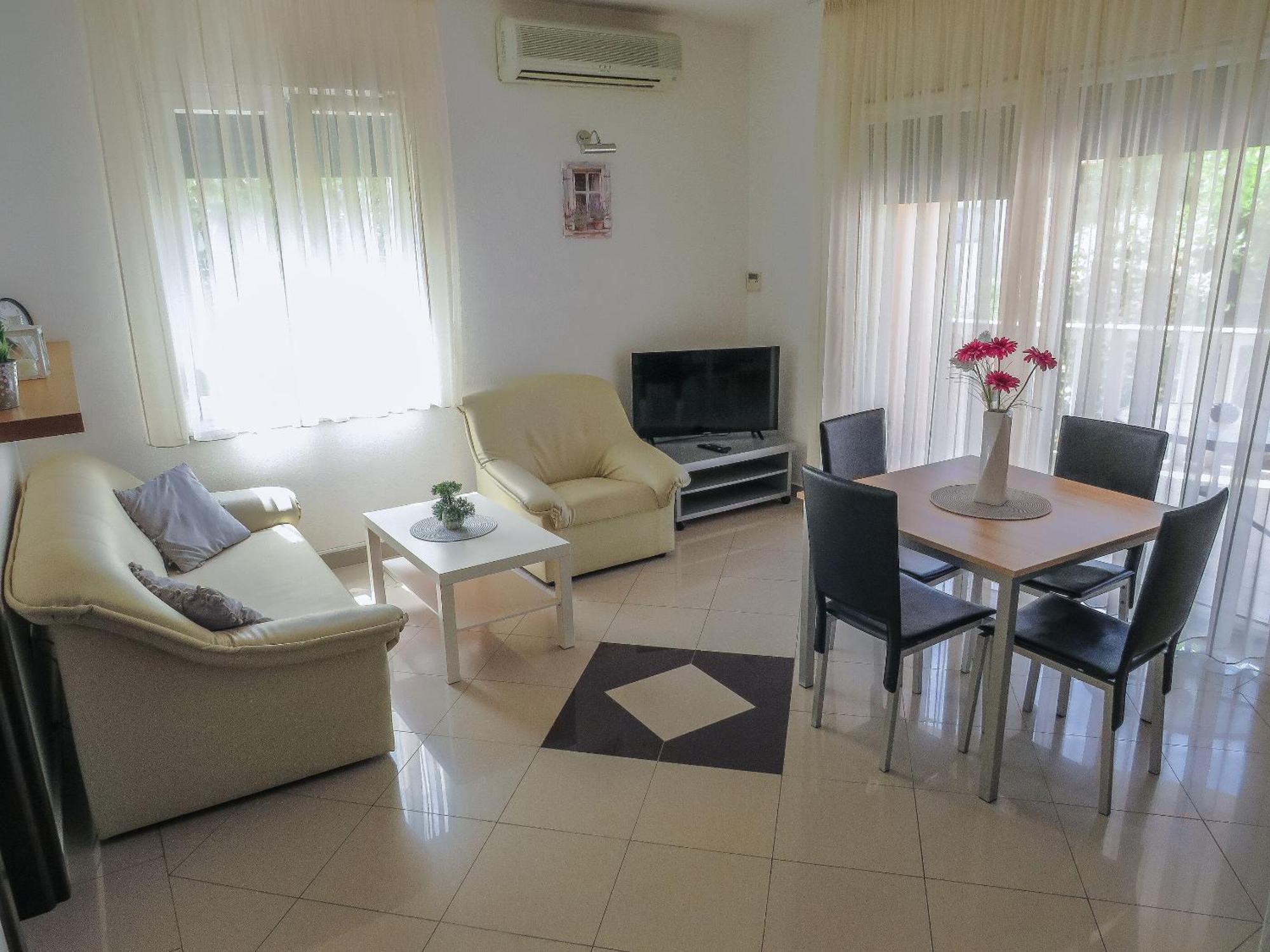 Eddie - Great Location & Comfor *